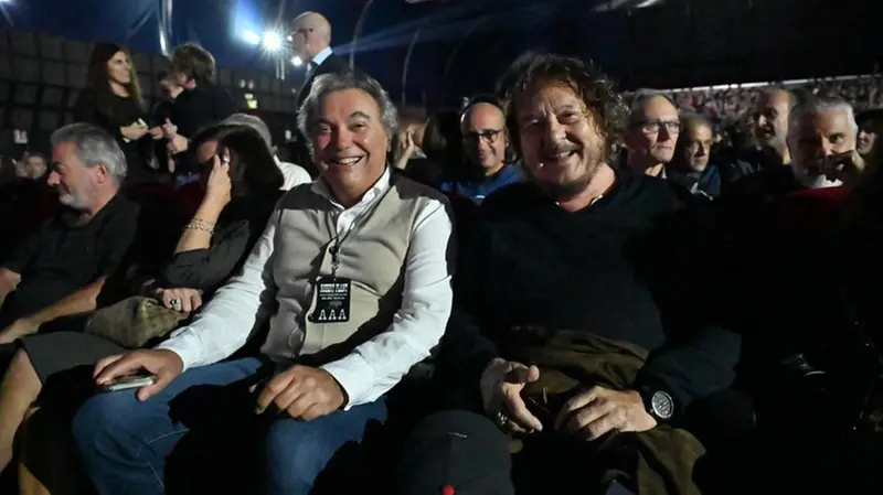 Zucchero in platea al «Clerici» per il concerto di Robert Plant, qui ritratto insieme al promoter bresciano Adolfo Galli © www.giornaledibrescia.it