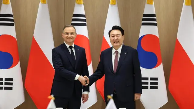 epa11679134 South Korean President Yoon Suk Yeol (R) poses with his Polish counterpart, Andrzej Duda during their talks at the presidential office in Seoul, South Korea, 24 October 2024. The Polish president is in South Korea for a four-day state visit. EPA/YONHAP SOUTH KOREA OUT