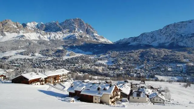 Piste innevate e paesaggi ancora imbiancati a Cortina d'Ampezzo, che prolungherà la stagione dello sci sino al week end di Pasqua, 29 marzo 2014. ANSA/BANDION