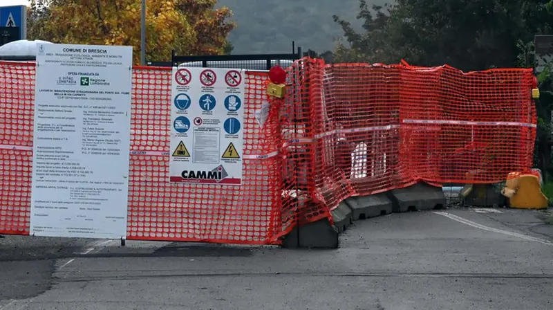 Il ponte di via Capretti chiuso al traffico - Foto Gabriele Strada/Neg © www.giornaledibrescia.it