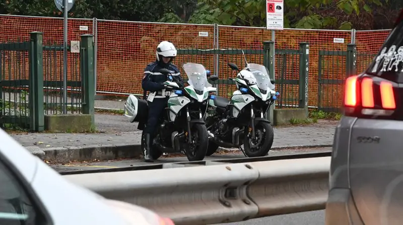 Spesso la Polizia locale deve intervenire per far defluire il traffico - Foto Gabriele Strada/Neg © www.giornaledibrescia.it