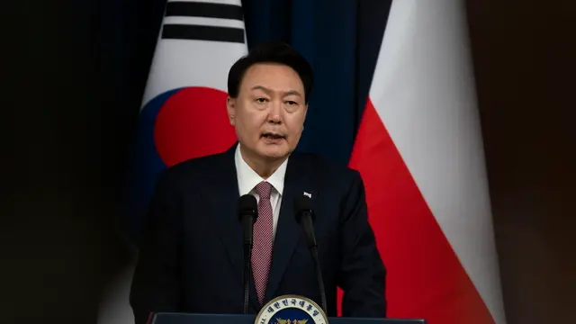 epa11679177 South Korean President Yoon Suk-yeol speaks during a joint press conference with Polish President Andrzej Duda at the Presidential Office in Seoul, South Korea, 24 October 2024. Duda is in South Korea for a four-day state visit. EPA/JEON HEON-KYUN/POOL