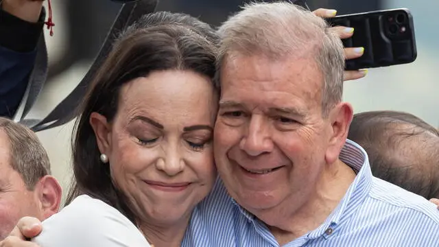 epa11510252 Venezuelan opposition leader Maria Corina Machado (L) hugs Venezuelan presidential candidate Edmundo Gonzalez Urrutia at a rally in Caracas, Venezuela, 30 July 2024. Thousands of Venezuelans gathered in Caracas on 30 July in an event called by the majority opposition, to reject for the second consecutive day what they consider to be fraud in the official results of the National Electoral Council (CNE), which proclaimed Nicolas Maduro as re-elected president with 51.2 percent of the votes. EPA/RONALD PENA R