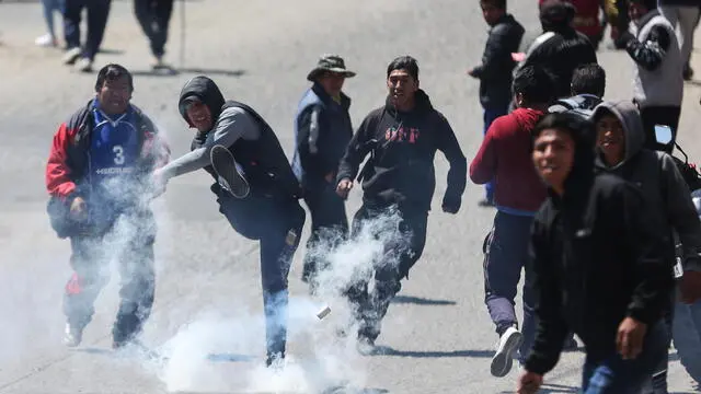 epa11678197 Drivers clash with police during a day of public transport blockades in La Paz, Bolivia, 23 October 2024. The transport unions of La Paz are carrying out a strike to demand that the Government guarantees the supply of fuel, affected by the blockades maintained by sectors related to former president Evo Morales. The transporters blocked the highway between La Paz and El Alto, so the Police had to intervene to clear the road with tear gas, while the protesters threw stones at the agents. EPA/Luis Gandarillas