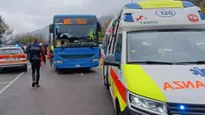 Mezzi di soccorso e il pullman a Idro - © www.giornaledibrescia.it