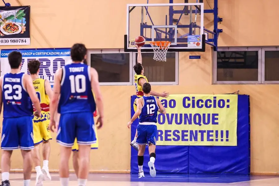 SPORT BASKET CAMPIONATO SERIE B ISEO BASKET - GARDONESE NELLA FOTO  BONAVIDA CANESTRO ALLO SCADERE DEL QUARTO 24-10-2024 Comincini@newreporter