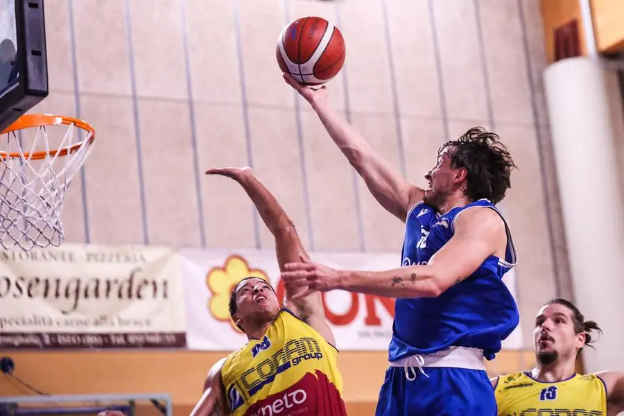 SPORT BASKET CAMPIONATO SERIE B ISEO BASKET - GARDONESE NELLA FOTO TONUT 24-10-2024 Comincini@newreporter