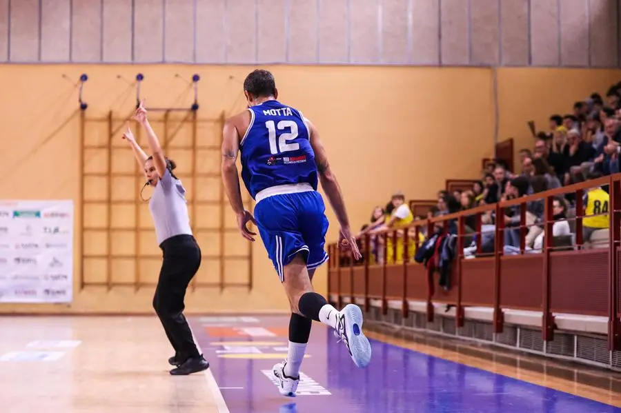 SPORT BASKET CAMPIONATO SERIE B ISEO BASKET - GARDONESE NELLA FOTO MOTTA TRIPLA 24-10-2024 Comincini@newreporter