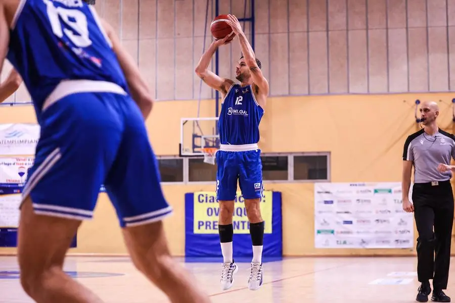 SPORT BASKET CAMPIONATO SERIE B ISEO BASKET - GARDONESE NELLA FOTO MOTTA TRIPLA 24-10-2024 Comincini@newreporter