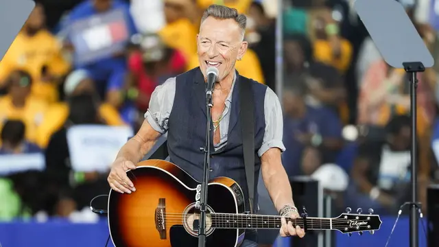 epa11681854 Musician Bruce Springsteen performs during a campaign rally for Democratic presidential candidate US Vice President Kamala Harris at the James R. Hallford Stadium in Clarkston, Georgia, USA, 24 October 2024. Harris is running against former US president and Republican presidential nominee Donald Trump and the United States will hold its election on 05 November 2024. EPA/ERIK S. LESSER