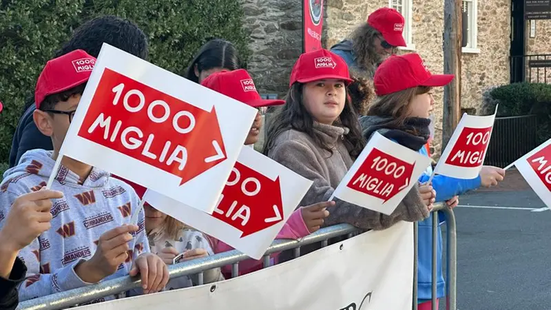 I bambini che aspettavano il passaggio della corsa