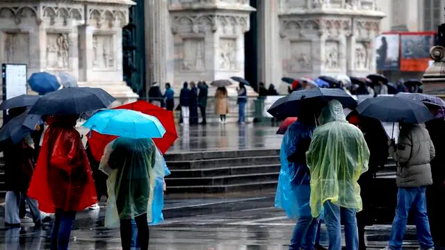 Maltempo e pioggia in centro a Milano, 2 novembre 2023.ANSA/MOURAD BALTI TOUATI