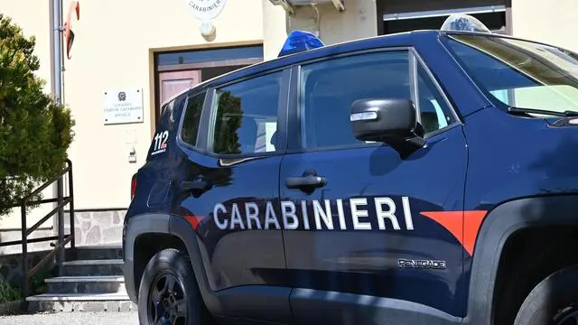 Una pattuglia dei carabinieri durante i controlli a Sersale in una foto d'archivio. ANSA / UFFICIO STAMPA CARABINIERI (npk) +++ (generica, generiche, simbolica, sicurezza, controllo)