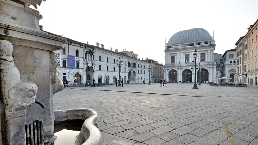 Palazzo Loggia e la piazza © www.giornaledibrescia.it