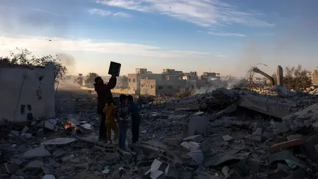 epa11682119 Palestinians inspect the remains of destroyed buildings following the Israeli airstrikes in Khan Younis, southern Gaza Strip, 25 October 2024. More than 42,800 Palestinians and over 1,400 Israelis have been killed, according to the Palestinian Health Ministry and the Israel Defense Forces (IDF), since Hamas militants launched an attack against Israel from the Gaza Strip on 07 October 2023, and the Israeli operations in Gaza and the West Bank which followed it. EPA/HAITHAM IMAD