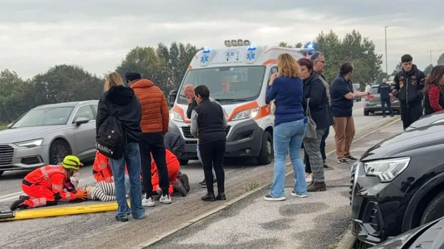 Il personale delle autoambulanze che ha stabilizzato la ragazza - © www.giornaledibrescia.it