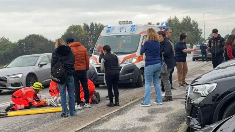 Il personale delle autoambulanze che ha stabilizzato la ragazza - © www.giornaledibrescia.it