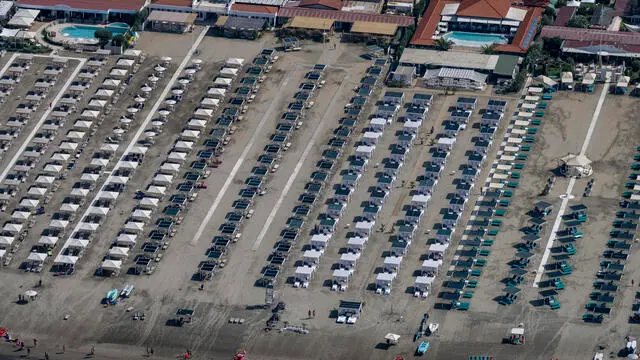 Vedute delle spiagge e stabilimenti balneari in Versilia durante un operazione di controllo del territorio della polizia di stato con l’elicottero dell’8 reparto volo di Firenze. Firenze, 16 Agosto 2024 ANSA/CLAUDIO GIOVANNINI