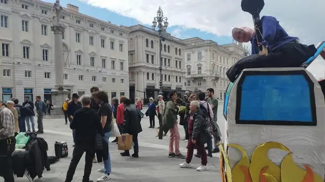 Un grande striscione con su scritto "Ovovia grande idiozia" e volantini per ribadire la contrarietà all'opera: il collettivo spontaneo "Nessuna ovovia a Trieste" ha allestito oggi un banchetto in piazza Unità d'Italia, per fare il punto sulle iniziative promosse finora contro la realizzazione dell'opera. Esposta anche una riproduzione dell'ovovia.