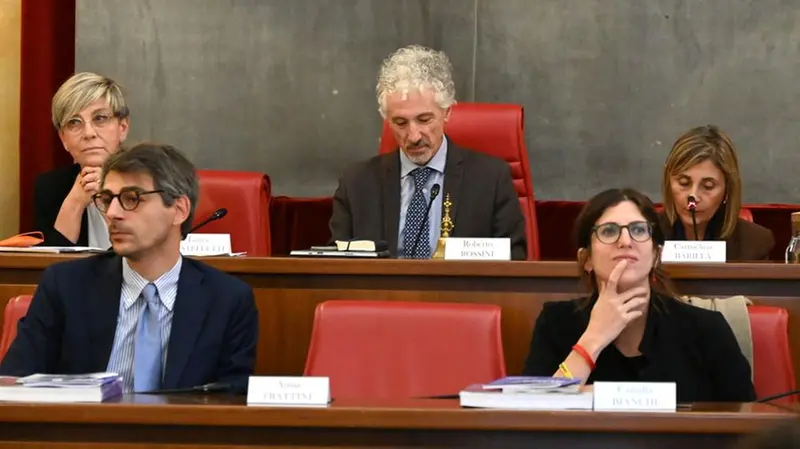 La sindaca Castelletti e il presidente del Consiglio Rossini dietro agli assessori Poli e Bianchi