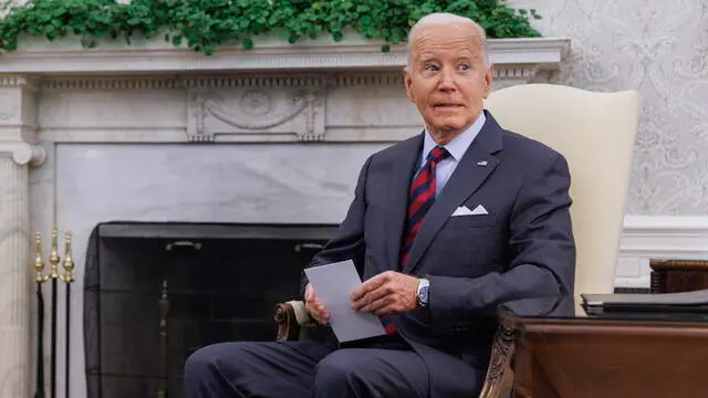 epa11675212 US President Joe Biden meets with Slovenia's Prime Minister Robert Golob (not pictured) in the Oval Office of the White House in Washington, DC, USA, 22 October 2024. EPA/AARON SCHWARTZ / POOL