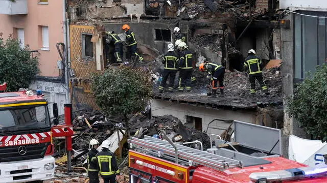 epa11684501 Emergency services work at the site of a gas explosion and the collapse of a building in Santander, northern Spain, 26 October 2024. At least three people died after a building collapsed due to a gas explosion during the early hours on 26 October, according to the Cantabrian government delegate Eugenia Gomez de Diego, while ten residents of the damaged building and the adjoining buildings had to be taken to the hospital for smoke inhalation and multiple fractures. EPA/PEDRO PUENTE HOYOS