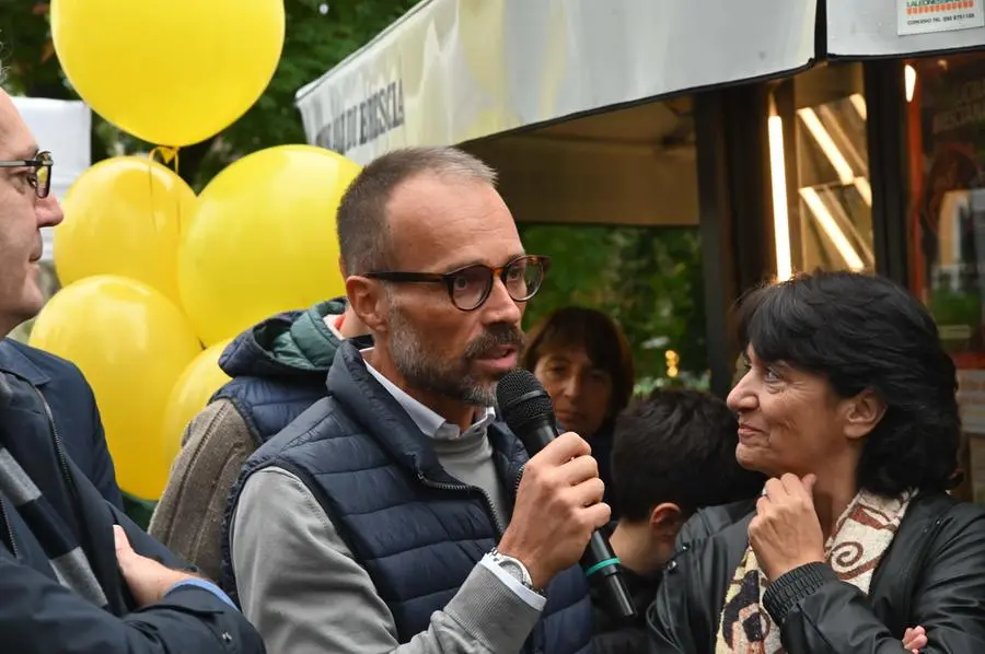 CRONACA BRESCIA VIALE REBUFFONE INAUGURAZIONE EDICOLA PROGETTO " IN EDICOLA " REDAZIONE CRONACA 26-10-2024 GABRIELE STRADA NEW EDEN GROUP                             