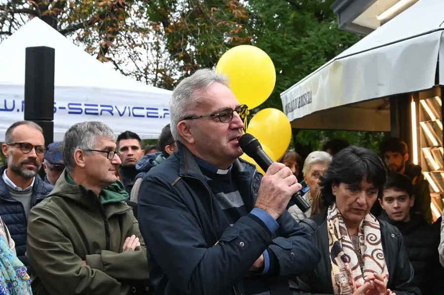 CRONACA BRESCIA VIALE REBUFFONE INAUGURAZIONE EDICOLA PROGETTO " IN EDICOLA " REDAZIONE CRONACA 26-10-2024 GABRIELE STRADA NEW EDEN GROUP                             