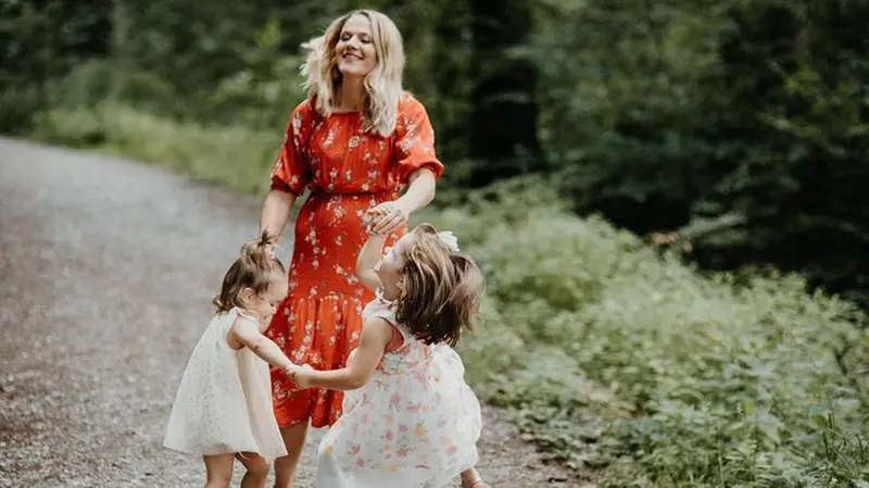 In Italia abbiamo sia bassi numeri delle coppie in età per avere figli sia una fecondità più bassa