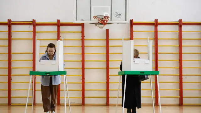 epa11684639 Georgian people cast their ballots during parliamentary elections, at a polling station in Tbilisi, Georgia, 26 October 2024. A total of 18 parties are participating in the parliamentary elections in Georgia. Three thousand, one hundred and eleven polling stations opened for the parliamentary elections, including 67 abroad. Voting abroad will be possible in 53 cities in 42 countries. EPA/DAVID MDZINARISHVILI