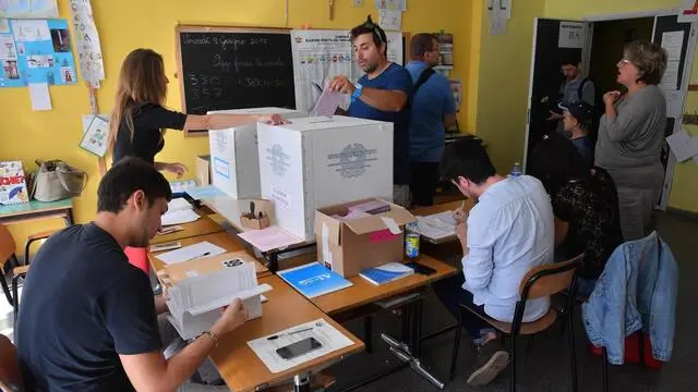 Un momento della votazioni per le Comunali in un seggio a Genova, 11 giugno 2017. ANSA/ LUCA ZENNARO