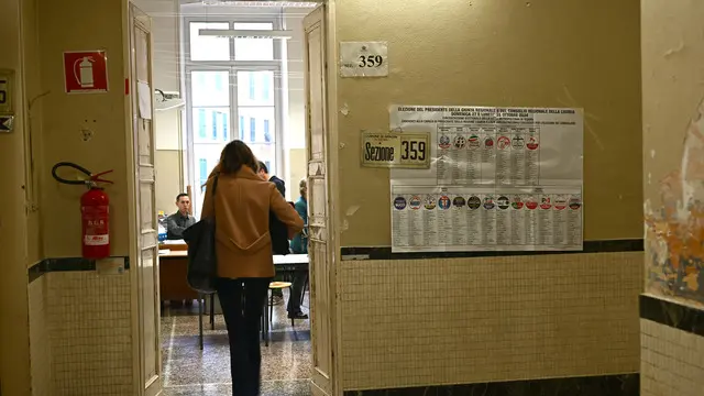 Cittadini liguri al voto per l'elezione del presidente della regione Liguria. Genova, 27 ottobre 2024. ANSA/LUCA ZENNARO