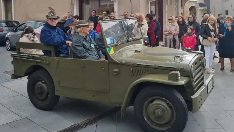 Gli Alpini hanno attraversato il paese - © www.giornaledibrescia.it