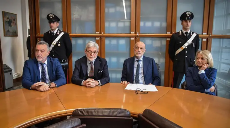 Il procuratore di Milano Viola con gli inquirenti - Foto Ansa © www.giornaledibrescia.it