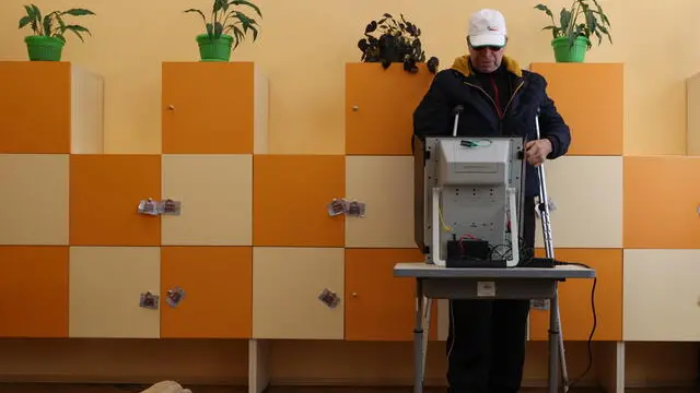 epaselect epa11686300 A man votes in a polling station during the country's parliamentary elections in Sofia, Bulgaria, 27 October 2024. Bulgaria, a member of the EU and NATO, is holding its 7th general election from April 2021. The Balkan country, the poorest in the European Union (EU) and considered one of the most corrupt in Europe, is increasingly in need of an executive that responds to important challenges, such as its entry into the euro area or its full access to the Schengen area, to the free movement of the community. EPA/VASSIL DONEV