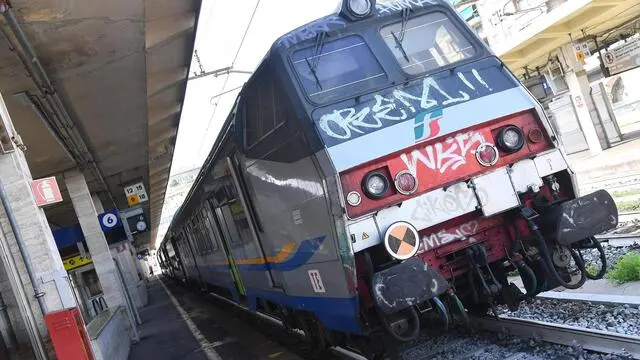 Un treno regionale alla stazione ferroviaria di Genova Brignole, 16 agosto 2019. In mattinata sono stati soppressi 10 treni regionali a causa della mancanza di personale. ANSA/LUCA ZENNARO