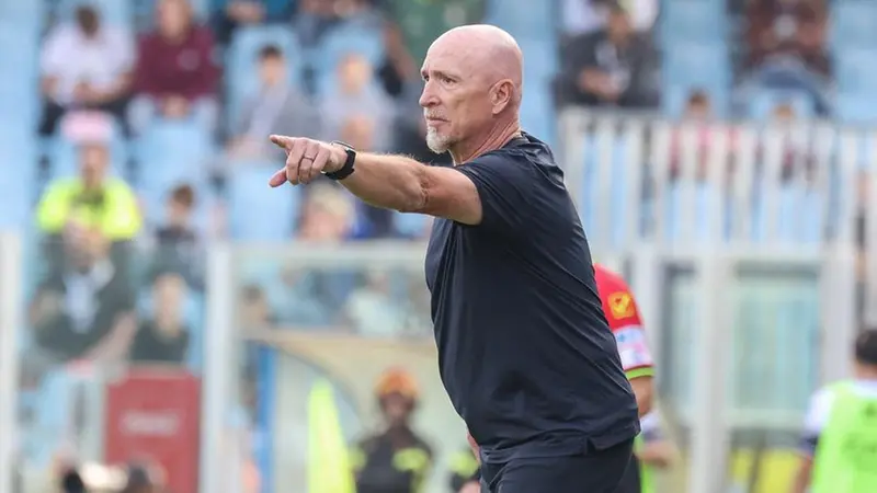 Rolando Maran dà indicazioni a bordocampo al Manuzzi - Foto New Reporter Nicoli © www.giornaledibrescia.it