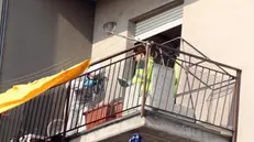 La polizia scientifica lavora sul balcone dell'appartamento dove una donna di 46 anni ed un bambino sono stati uccisi dal marito 51enne di lei a colpi di mannaia a Cremona, 24 gennaio 2018. ANSA/RAFFAELE RASTELLI