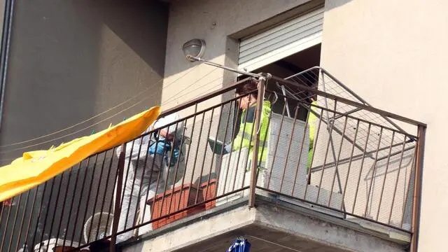 La polizia scientifica lavora sul balcone dell'appartamento dove una donna di 46 anni ed un bambino sono stati uccisi dal marito 51enne di lei a colpi di mannaia a Cremona, 24 gennaio 2018. ANSA/RAFFAELE RASTELLI