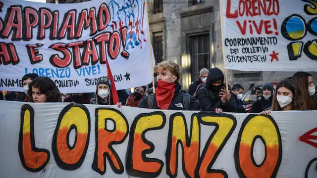 Manifestazione studentesca in piazza Missori dopo la morte di Lorenzo Parellii, 28 Gennaio 2022 ANSA/MATTEO CORNER