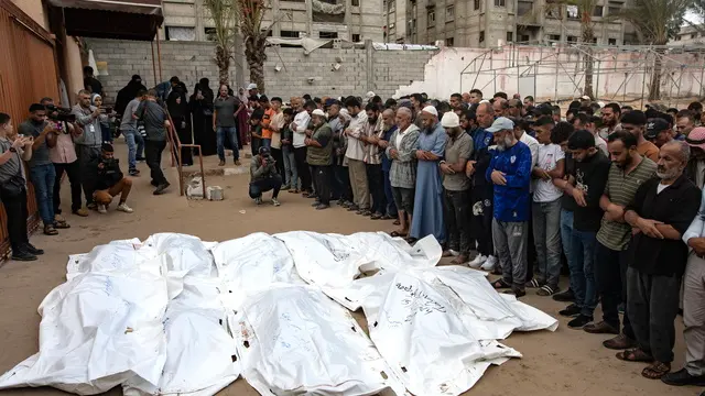 epaselect epa11659970 Palestinians, including victims' relatives, pray next to the bodies of members of the Abu Taima family, killed in an Israeli air strike, at the Khan Younis refugee camp, southern Gaza Strip, 15 October 2024. According to Nasser Hospital, at least 10 members of an extended family were killed in an Israeli airstrike on their home in Bani Suhaila, east of Khan Younis early on 15 October. More than 42,200 Palestinians and over 1,400 Israelis have been killed, according to the Palestinian Health Ministry and the Israeli Army, Tsahal, since Hamas militants launched an attack against Israel from the Gaza Strip on 07 October 2023, and the Israeli operations in Gaza and the West Bank which followed it. EPA/HAITHAM IMAD