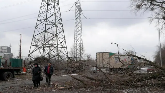 epa10431277 People walk past a site of a misssile strike in Kiyv, Ukraine, 26 January 2023. Russian missile strikes hit various energy infrastructure targets across Ukraine. According to Ukraine's energy minister Halushchenko, emergency power outages have been introduced and the most difficult situation were currently observed in Kyiv, Odesa and Vinnytsia oblasts. EPA/SERGEY DOLZHENKO