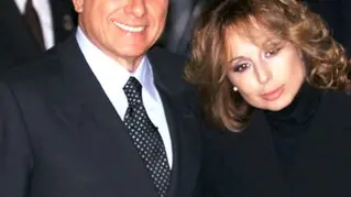 MI-3- 5/11/01- MILANO- POL- CIAMPI, BERLUSCONI E CARD MARTINI VISITANO MUSEO DIOCESANO. Il presidente del consiglio Silvio Berlusconicon la figlia Marina oggi a Milano per l'inaugurazione del Museo Diocesan. DAL ZENNARO/ANSA