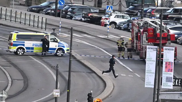 epa11691863 A police bomb squad works in the Old Town in Stockholm, Sweden, 30 October 2024, after reports of a hand grenade on the Skeppsbron bridge. EPA/Claudio Bresciani SWEDEN OUT