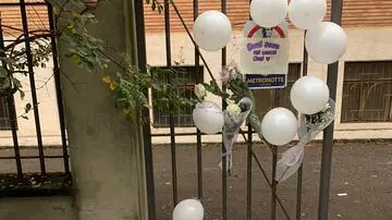 Palloncini bianchi, fiori e messaggi di amicizia all'esterno del liceo Colombini questa mattina a Piacenza. È così che gli amici e i compagni di scuola hanno ricordato Aurora, 13enne morta tragicamente venerdì scorso dopo essere precipitata dal tetto di un palazzo nel quale viveva con la madre: un episodio per il quale è indagato a piede libero per omicidio il suo fidanzato 16enne, che era con lei in quel momento, 28 ottobre 2024. ANSA/Giampietro Bisaglia