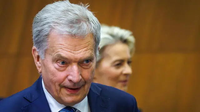 epa11376832 Former President of Finland and Special adviser to European Commission President, Sauli Niinisto, and European Commission President Ursula von der Leyen (back) arrive at the European weekly Commission college meeting in Brussels, Belgium, 29 May 2024. The meeting includes the participation of Sauli Niinisto, the former President of Finland and Special adviser to the EU Commission President. EPA/OLIVIER MATTHYS