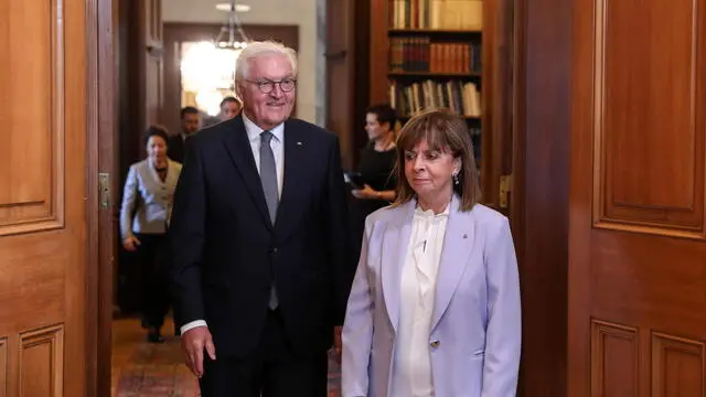 epa11691941 President of Greece Katerina Sakellaropoulou (R) welcomes the President of Germany Frank-Walter Steinmeier (L) at the Presidential Palace, Athens, Greece, 30 October 2024. The German president is on an official visit to Greece from 29 to 31 October. EPA/GEORGE VITSARAS