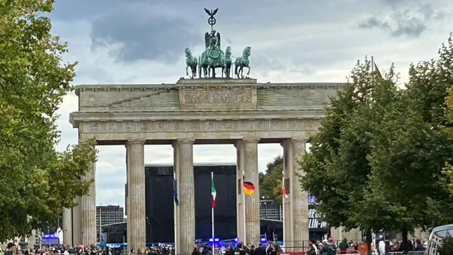 Bagno di folla per Sergio Mattarella alla porta di Brandeburgo di Berlino, accolto dal sindaco Kai Wegner e da tanti studenti delle scuole italo-tedesche della capitale