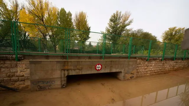 epa11692060 View of a submerged area following significant rainfall in the city of Teruel, in eastern Spain, 30 October 2024. Eight roads experienced disruptions due to landslides and flooding in Teruel. The intense rainfall impacting the eastern part of the country resulted in at least 51 lives being lost in the province of Valencia, also in eastern Spain, due to the flooding. EPA/ANTONIO GARCIA