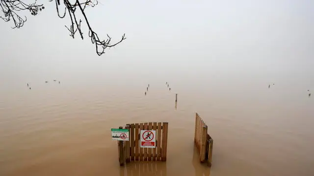 epa11691879 View of a submerged pier at Gola de Putxol in Albufera, Valencia, eastern Spain, 30 October 2024. The State Meteorological Agency (AEMET) has issued red alerts for rainfall in multiple regions of the province of Valencia, caused by the severe storm DANA.The storm has impacted multiple areas of the city, resulting in the loss of at least 13 lives due to the flooding. EPA/MANUEL BRUQUE